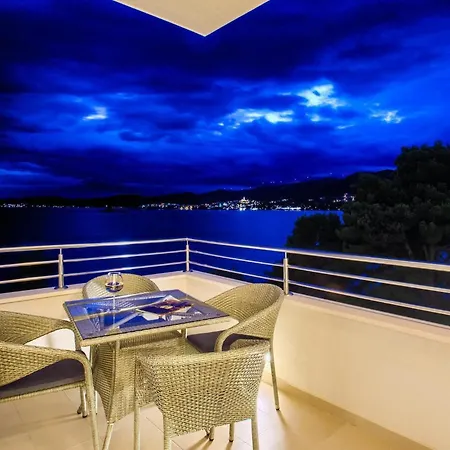 Mustra * Τρογκίρ