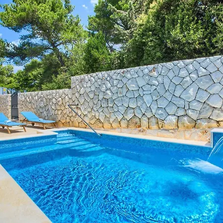 Mustra Τρογκίρ